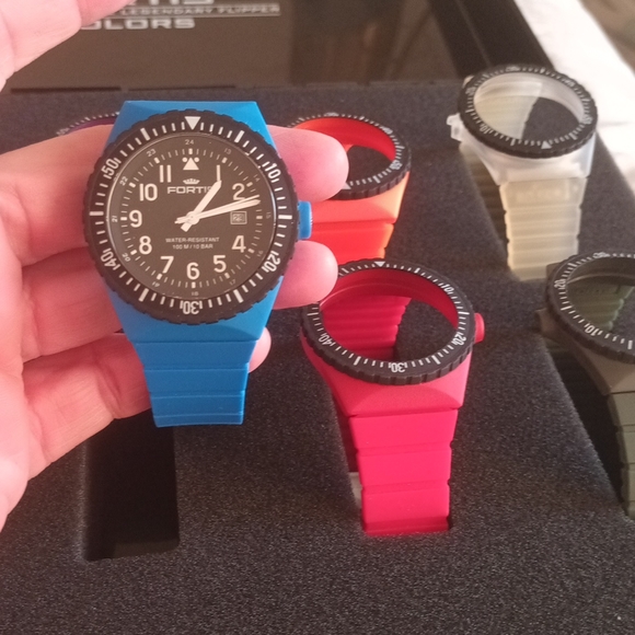 Fortis colors watch plus 10 changable bands - Picture 3 of 3
